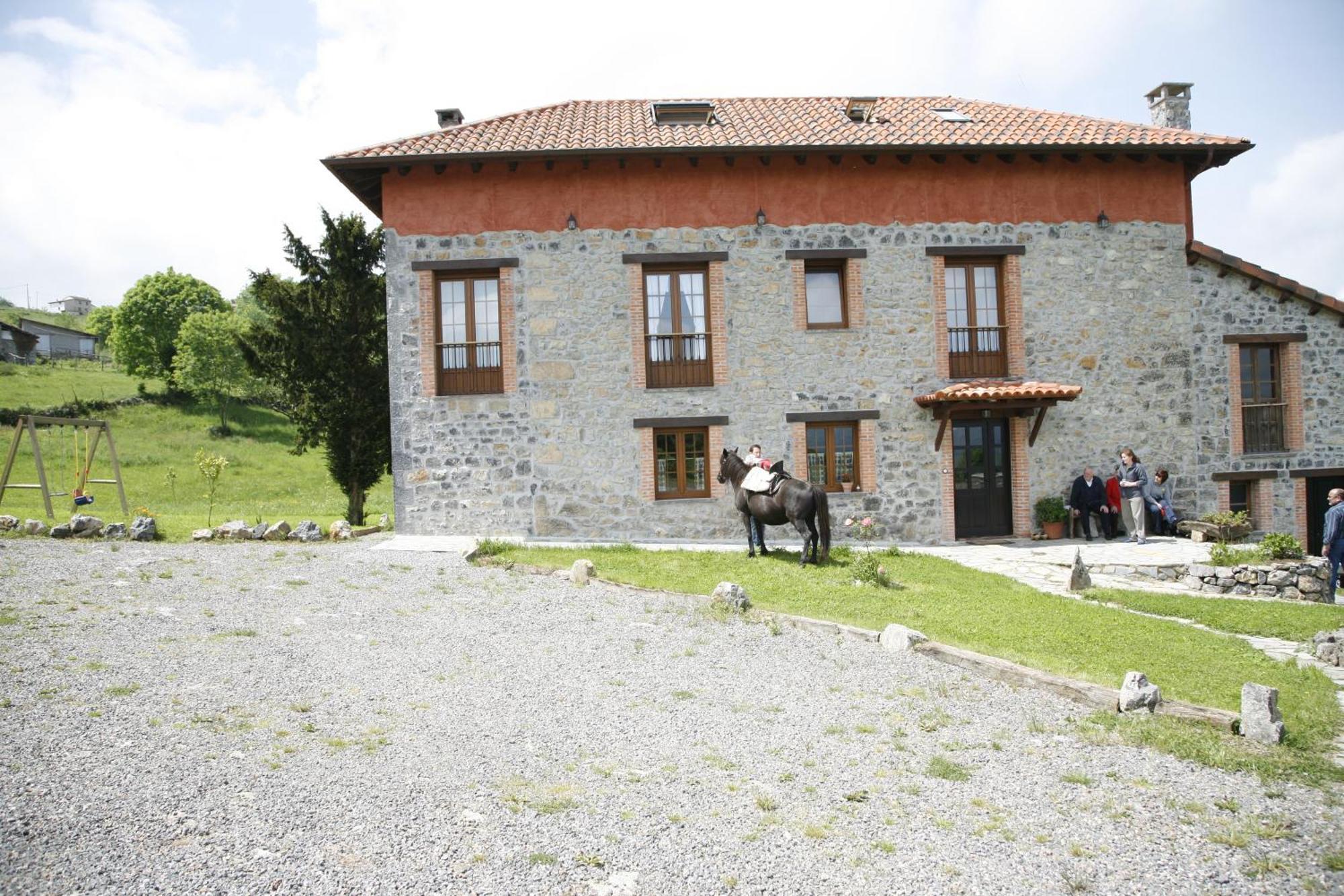 El Conventu Del Asturcon Casa de hóspedes Lago  Exterior foto